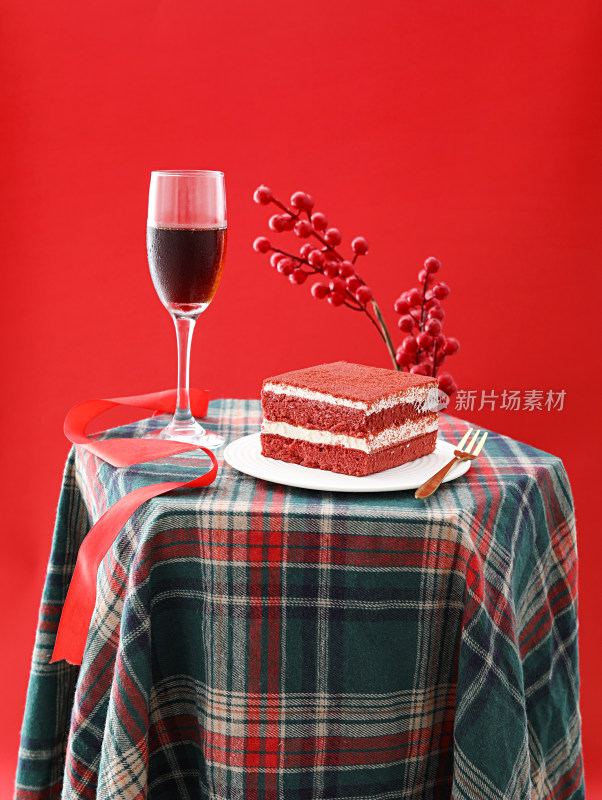 圣诞节桌面上摆放着的美食蛋糕和葡萄酒