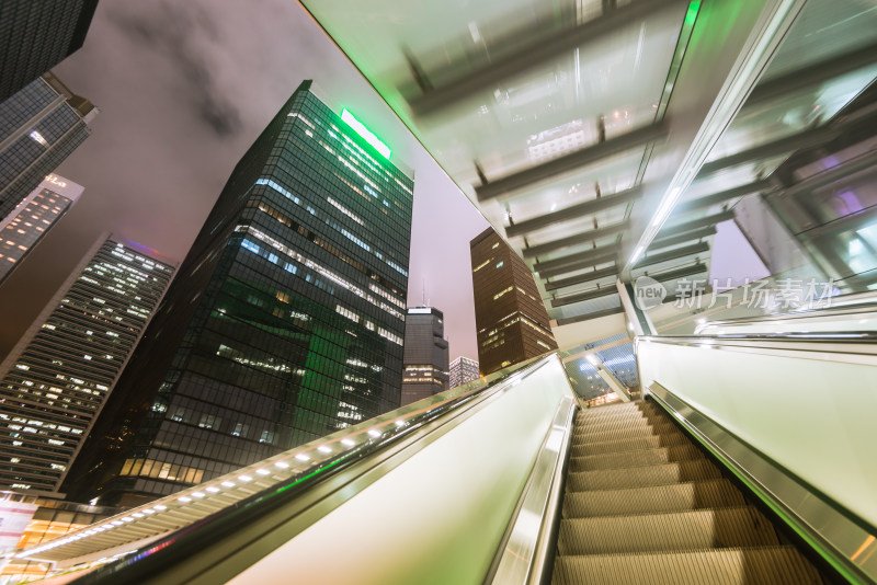 城市街道夜晚车流与高楼景观