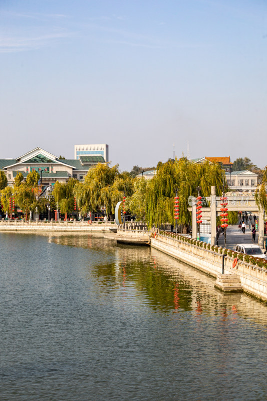 济宁老运河越河河道桥梁城市建筑倒影景观