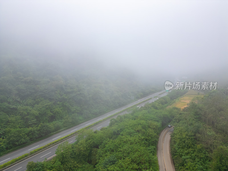 航拍晨雾中的山间公路
