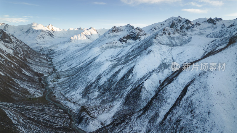 航拍冬季雪山山谷自然风景