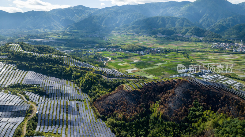 航拍大型光伏发电基地，新能源产业基地