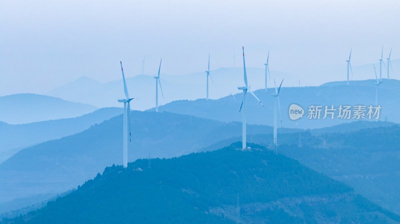 云海中的枣庄山亭庄里水库库区风力发电场