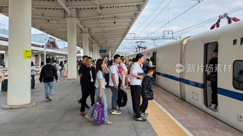 五一劳动节假期前贵阳东站到达的旅客