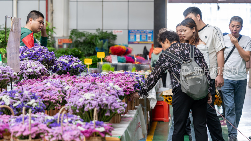 云南昆明斗南花市吸引大量游客前来买花