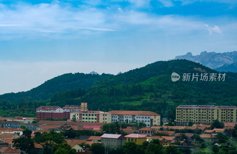 青岛崂山北九水附近的村落，后边是山峰