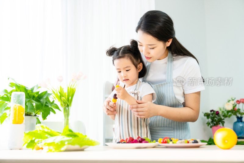 妈妈和女儿一起做水果沙拉