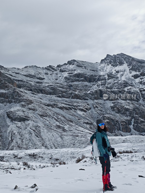 女子雪山徒步留影