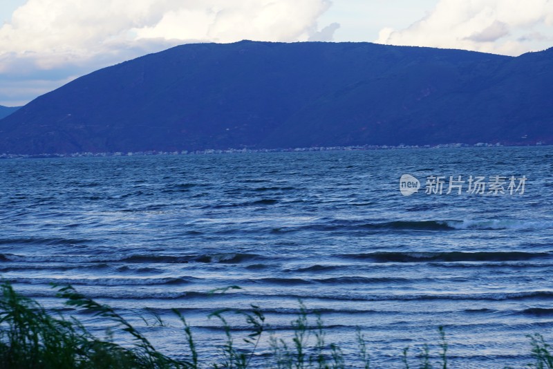 湖边远山与蓝天白云风景洱海