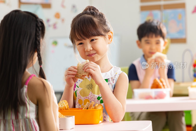 幼儿园小朋友用餐