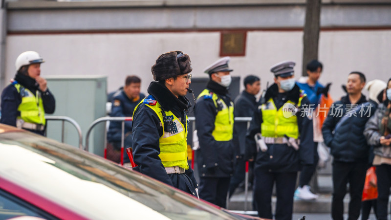 穿制服的警察在户外执勤场景