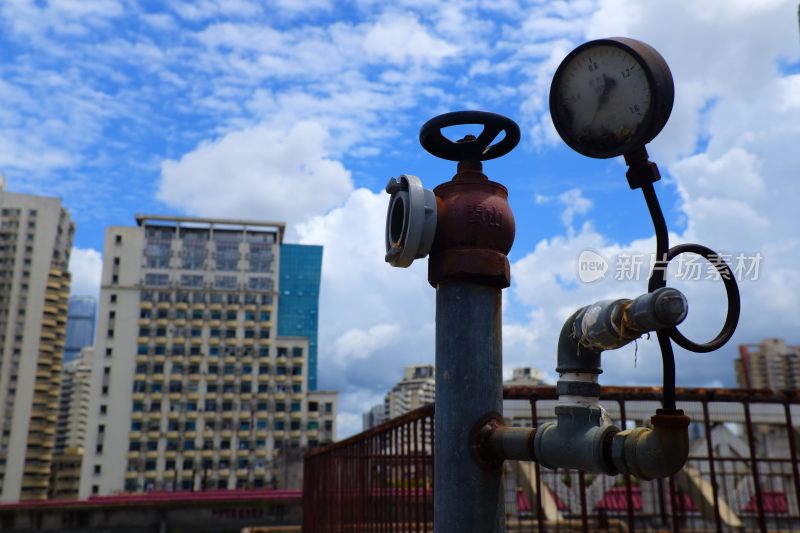 城市中带压力表的管道设备