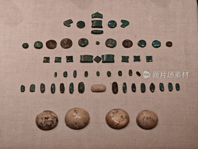 博物馆内古代玉器陈列展示