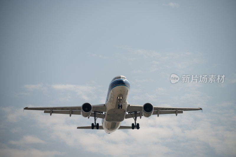 空中飞行的客机特写