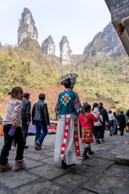 湘西德夯苗寨少数民族服饰背影