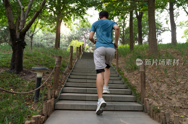 一个年轻人在台阶上跑步
