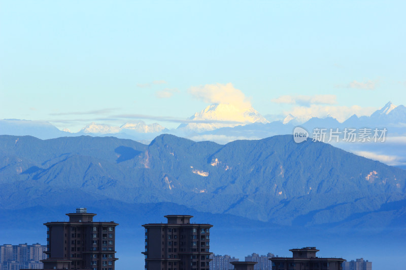 在成都遥望雪山实拍高清图片