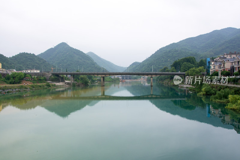 山水间桥梁与平静湖水景观