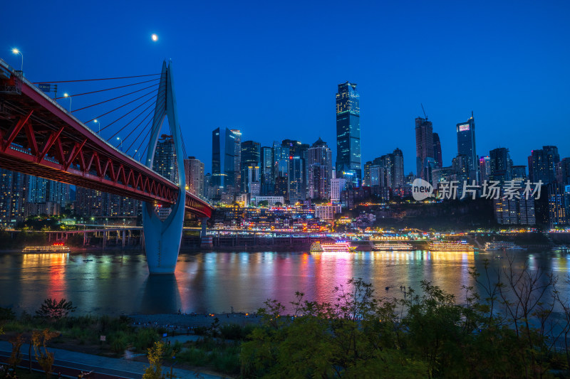 重庆千厮门大桥洪崖洞傍晚夜景