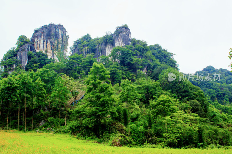 山峰云雾喀斯特风景自然户外