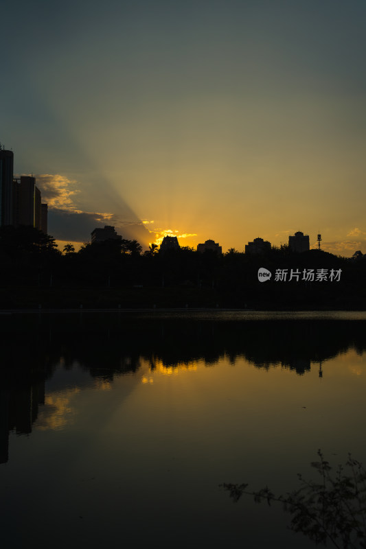 夕阳下的景洪市城市轮廓