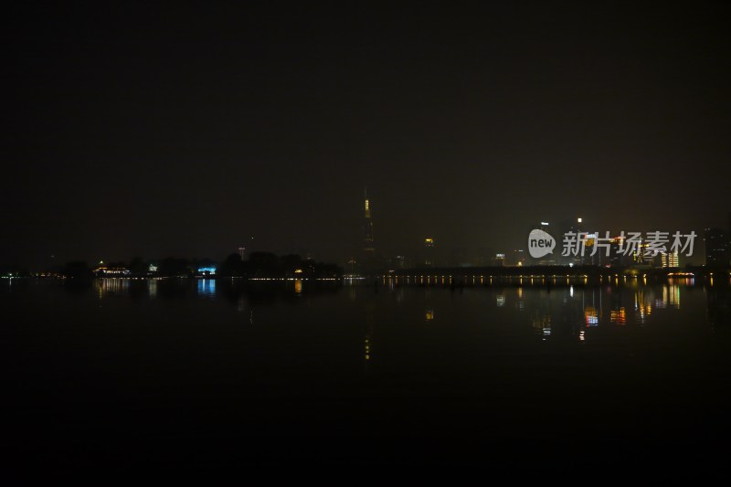 南京玄武湖畔夜景