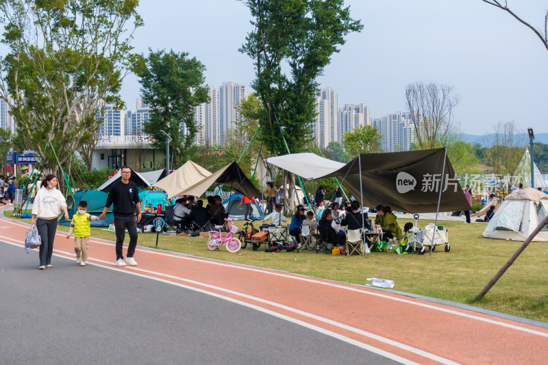 户外公园家庭露营休闲场景