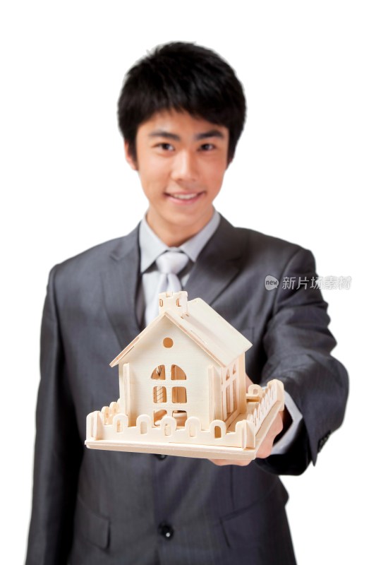 商务男士和房子模型