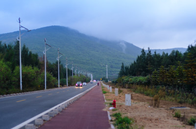 福建省福州平潭岛环岛路，起雾的道路