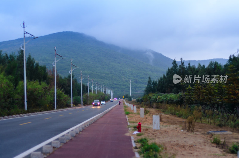 福建省福州平潭岛环岛路，起雾的道路