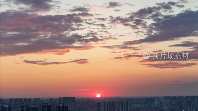 城市上空美丽的日落景象