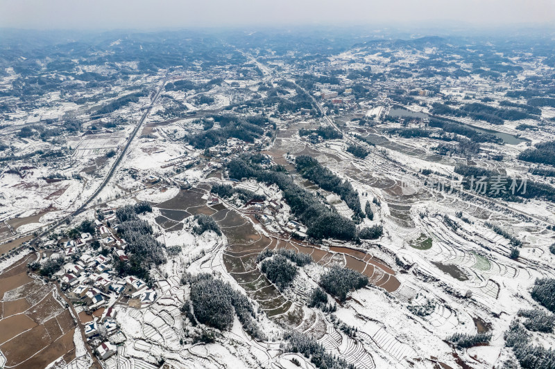 山川丘陵农田冬天雪景航拍图