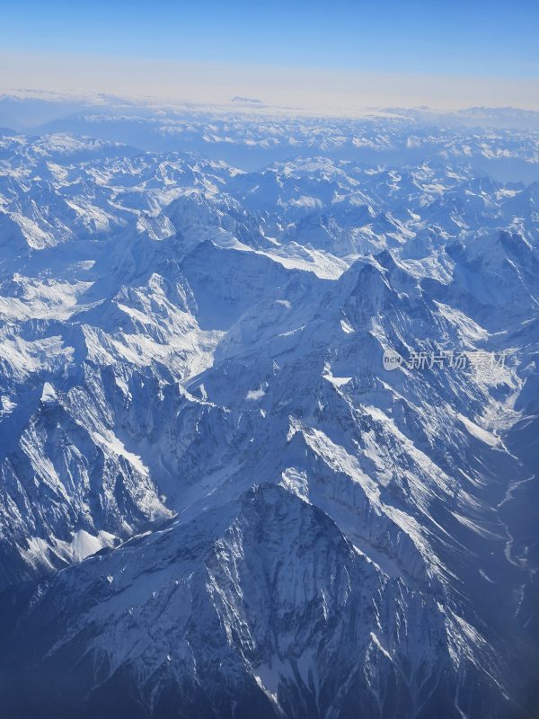 飞机视角航拍山峰