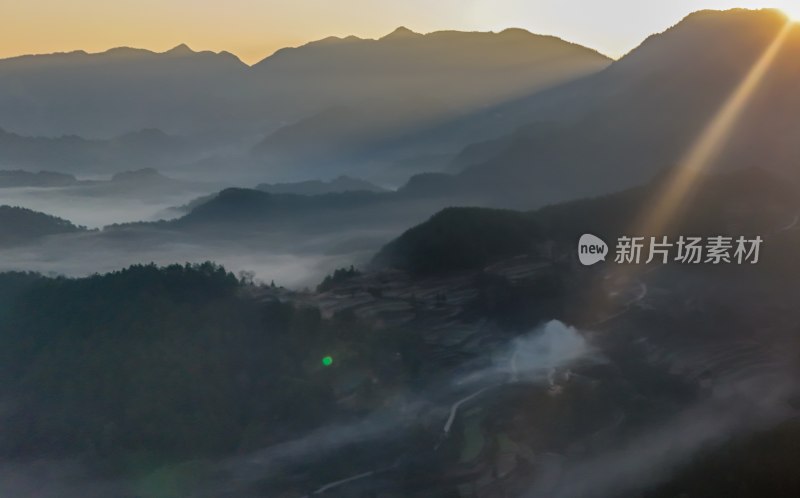 重庆酉阳：雾锁青山村庄靓