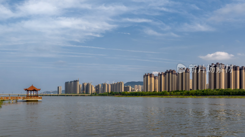 城市天际线楼房居住生态环境河流天空全景图