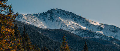 被雪覆盖的壮丽山峰景色