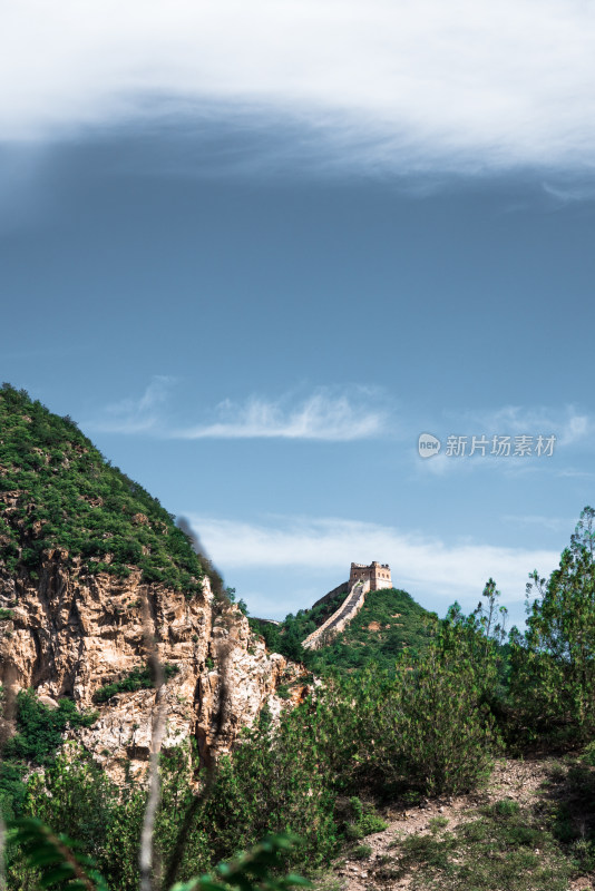 夏天在古北水镇景区远眺司马台长城