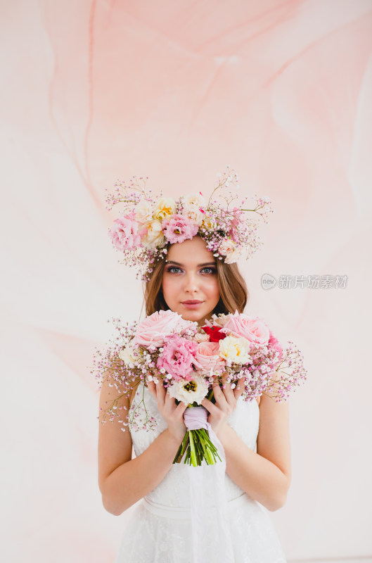 手持花束戴花环的女子