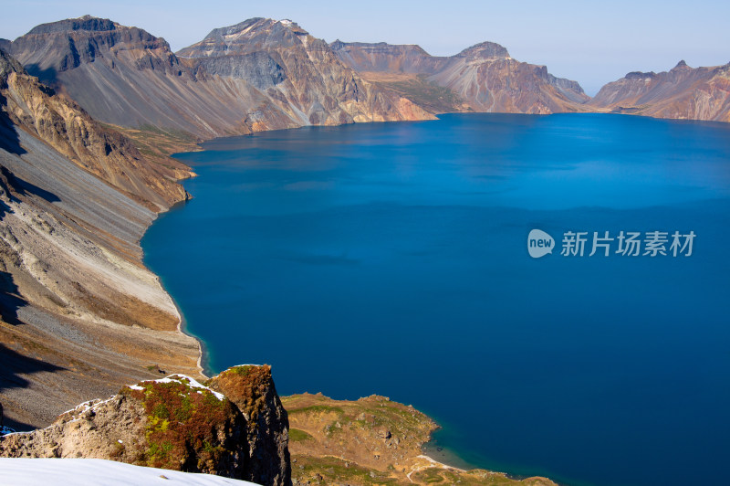 雪后蓝天白云下长白山天池南坡的侧面风景