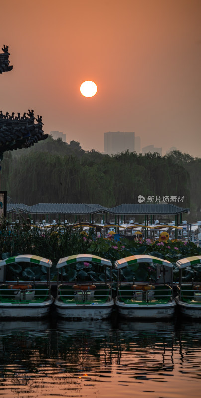 济南大明湖风景区雾色日出景点景观城市风光