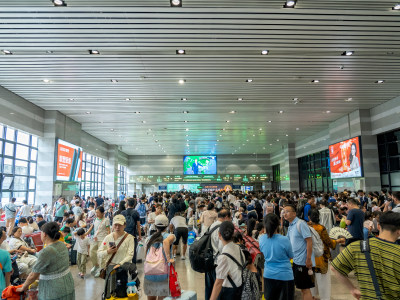 北京西火车站旅客出行高峰摩肩接踵