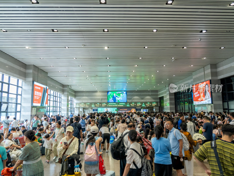 北京西火车站旅客出行高峰摩肩接踵