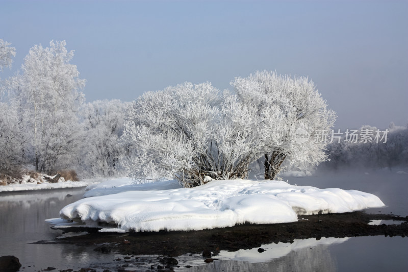 冬日河岸雾凇雪景