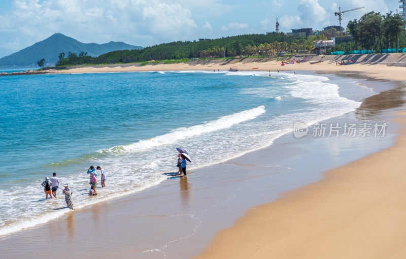 东山岛海边沙滩人群漫步休闲场景