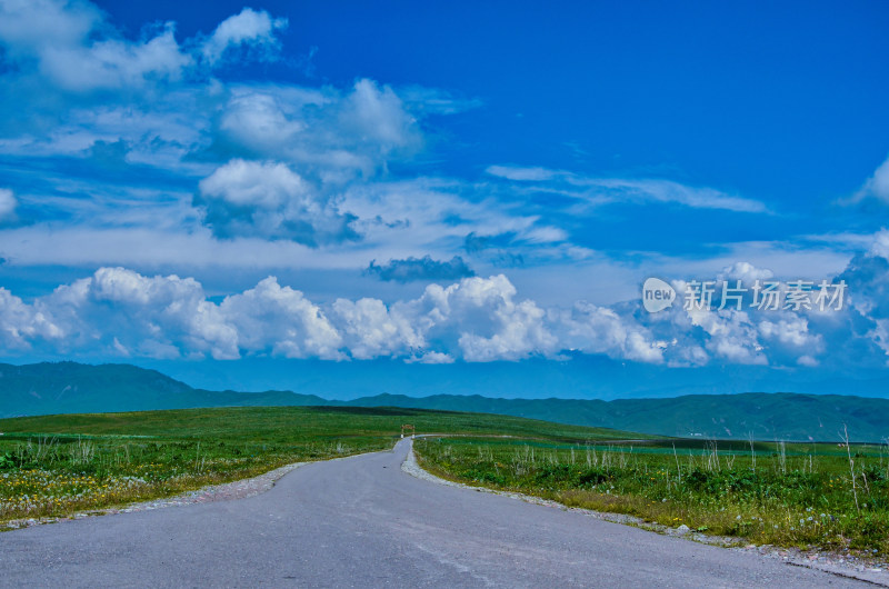 新疆伊犁那拉提草原公路与蓝天白云自然风光