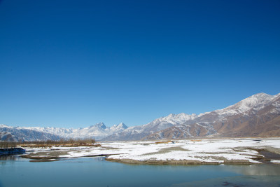 中国西藏冬季拉萨河雪景及拉萨河大桥