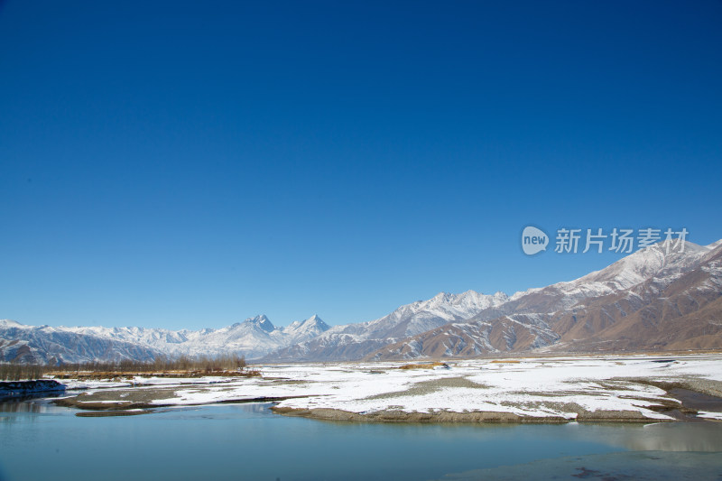 中国西藏冬季拉萨河雪景及拉萨河大桥