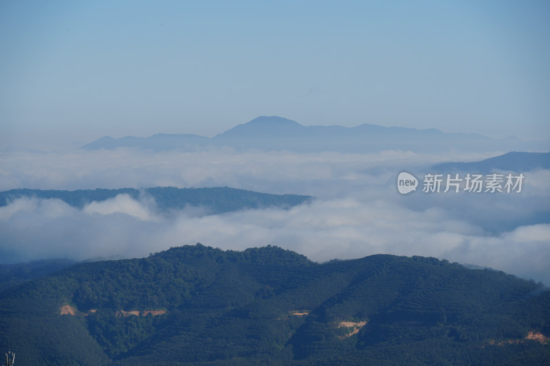 远处山之间的云海