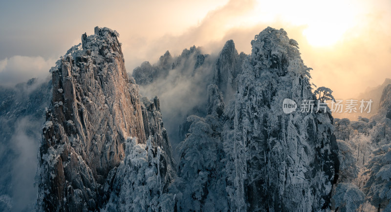 冰雪覆盖的黄山群峰壮丽景象