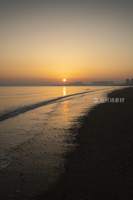 橙黄海边日出风光长焦太阳倒影